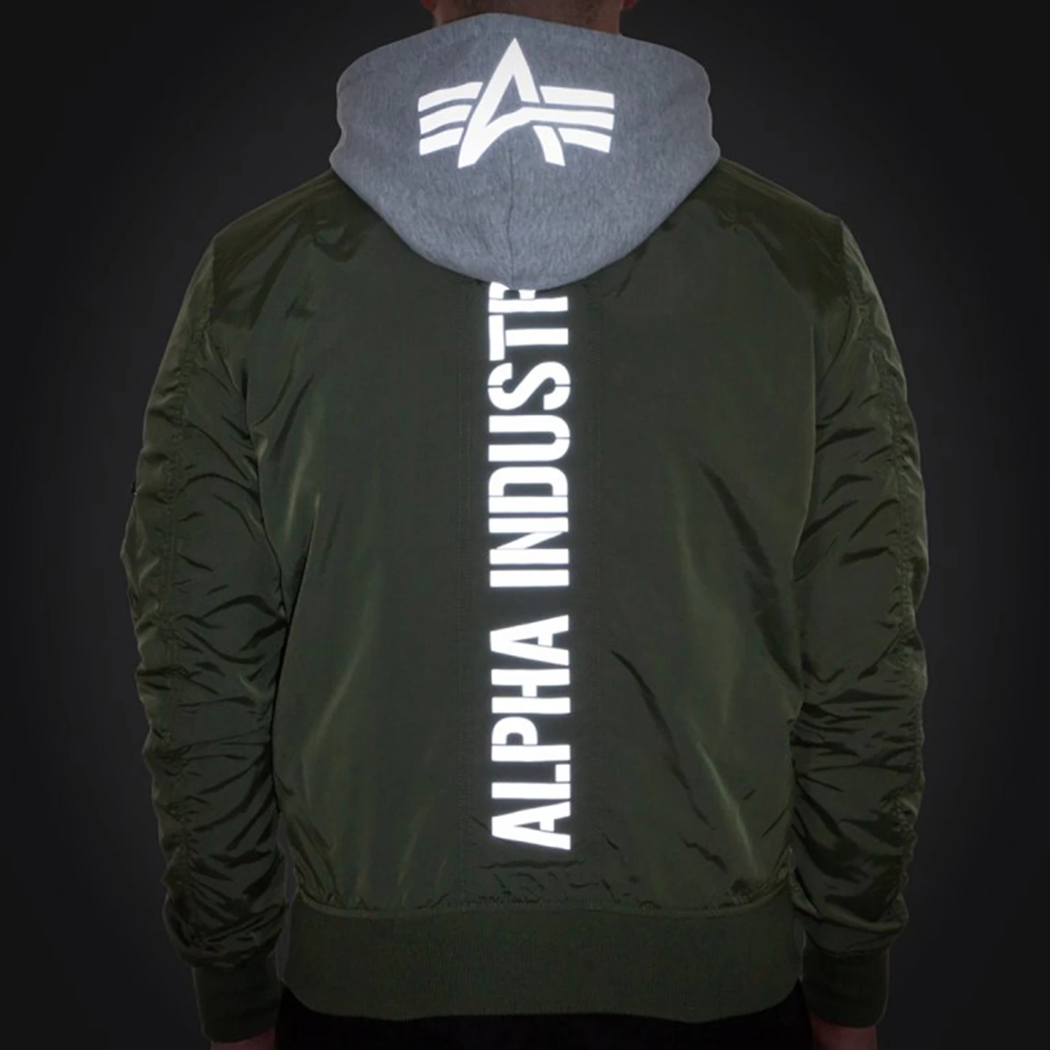 Alpha Industries MA-1 TT Hood Back Print Reflective Bomberjacke Green 106103/01 6 Alpha Industries MA-1 TT Hood Back Print Reflective Bomberjacke Green 106103/01 – Bild 4