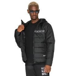 Nike Winterjacke Repeat Synthetic Fill Jacket Herrenjacke Schwarz Weiß DX2037 010 9 Nike Winterjacke Repeat Synthetic Fill Jacket Herrenjacke Schwarz Weiß DX2037 010 -Sportbekleidung Nike Winterjacke Repeat Synthetic Fill Jacket Herrenjacke schwarz weiss DX2037 010 14878 2